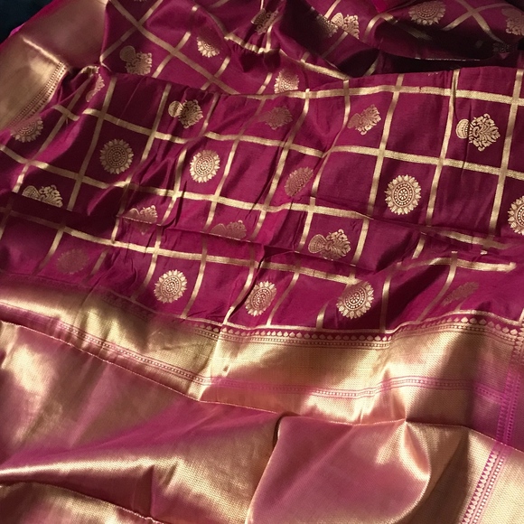 Handloom Silk Saree in Burgundy - Picture 4 of 4